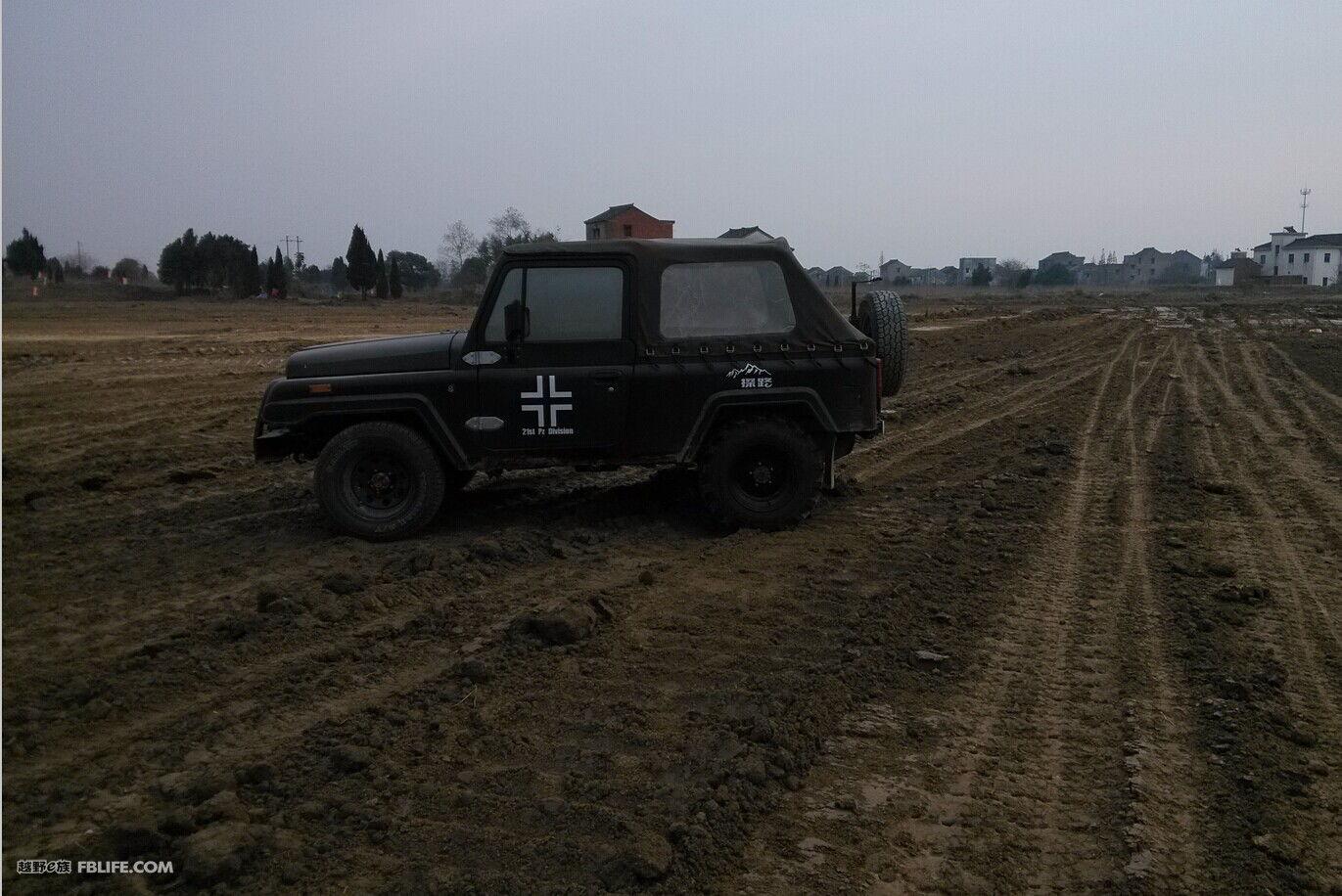 国产农机泥地视频,性能展示与田间作业风采
